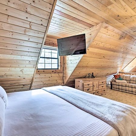 Rustic Duck Creek Village Cabin With Fire Pit! Екстер'єр фото