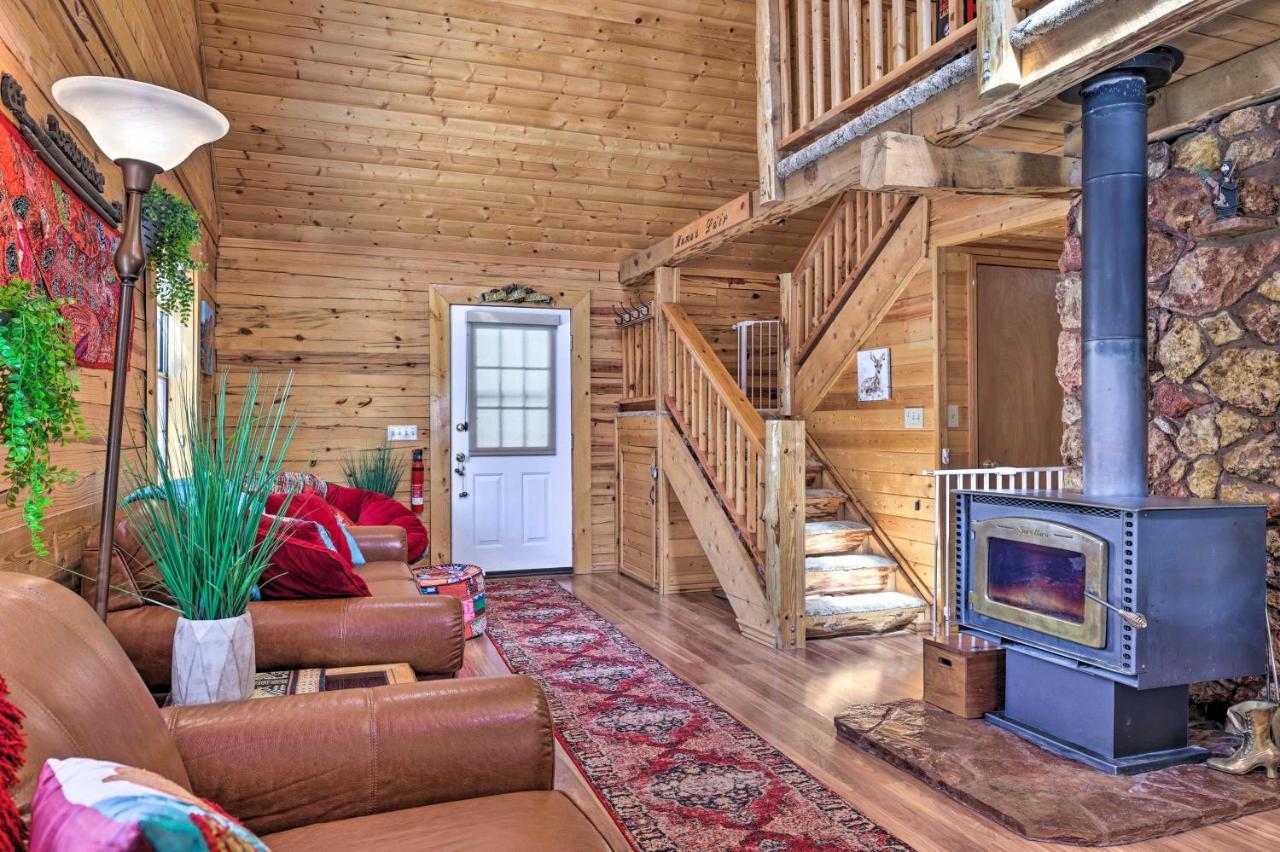 Rustic Duck Creek Village Cabin With Fire Pit! Екстер'єр фото