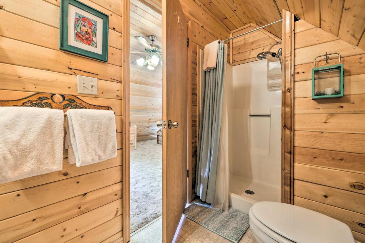 Rustic Duck Creek Village Cabin With Fire Pit! Екстер'єр фото