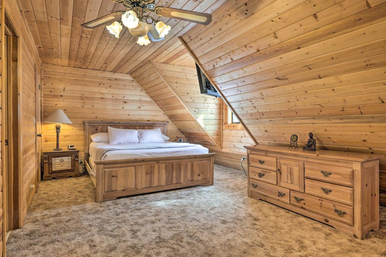 Rustic Duck Creek Village Cabin With Fire Pit! Екстер'єр фото