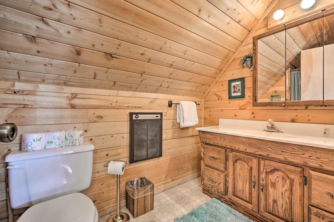 Rustic Duck Creek Village Cabin With Fire Pit! Екстер'єр фото