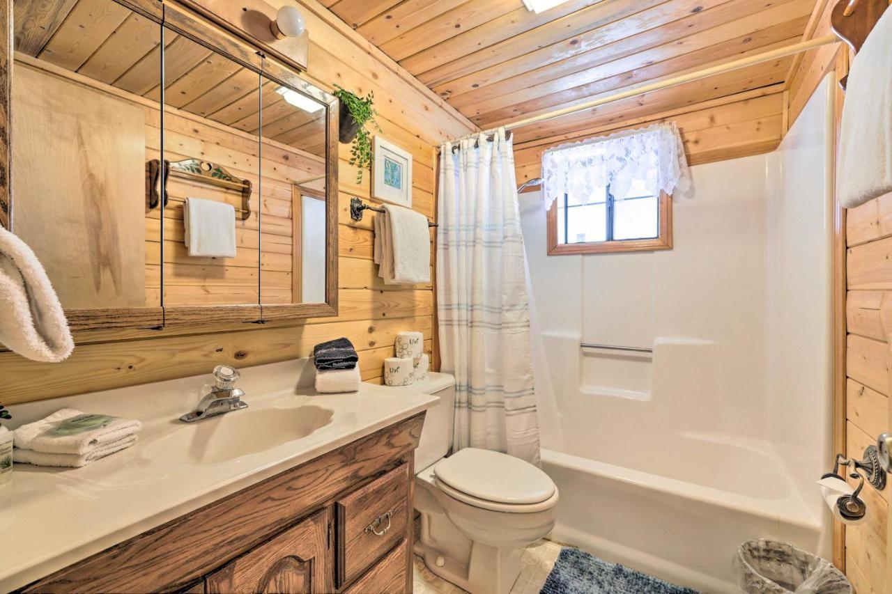 Rustic Duck Creek Village Cabin With Fire Pit! Екстер'єр фото