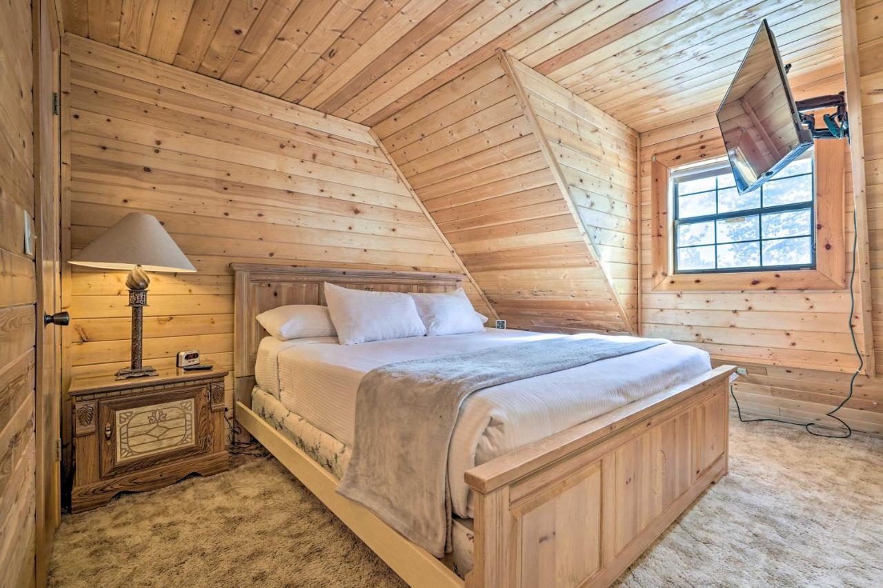 Rustic Duck Creek Village Cabin With Fire Pit! Екстер'єр фото